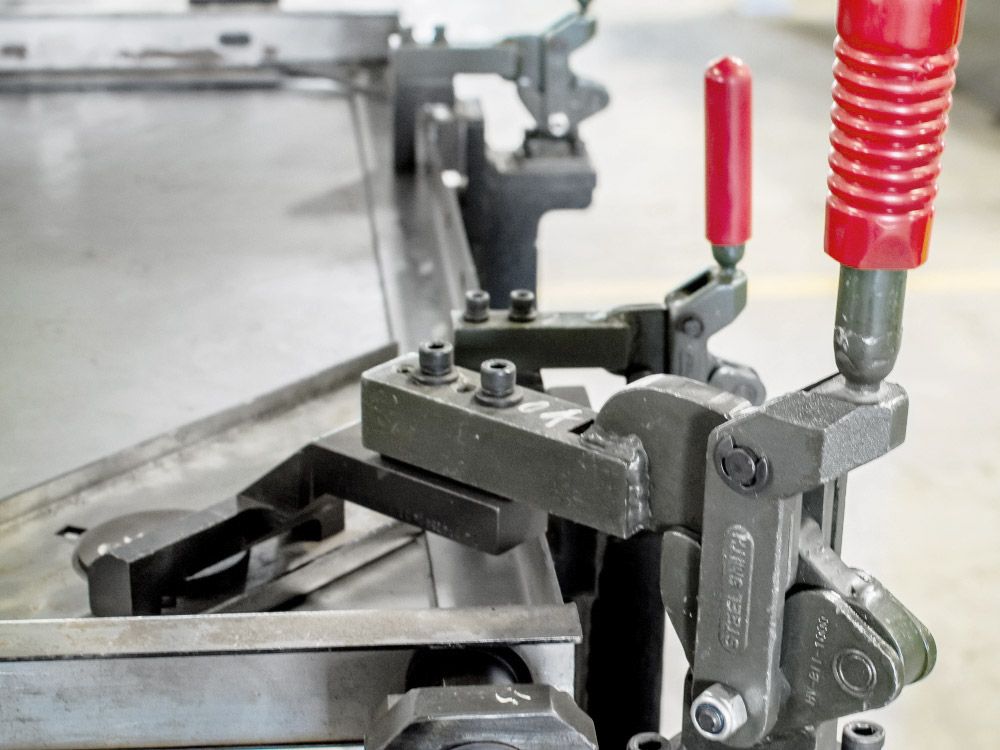 Manueller Kniehebelspanner in der Automotive Industrie